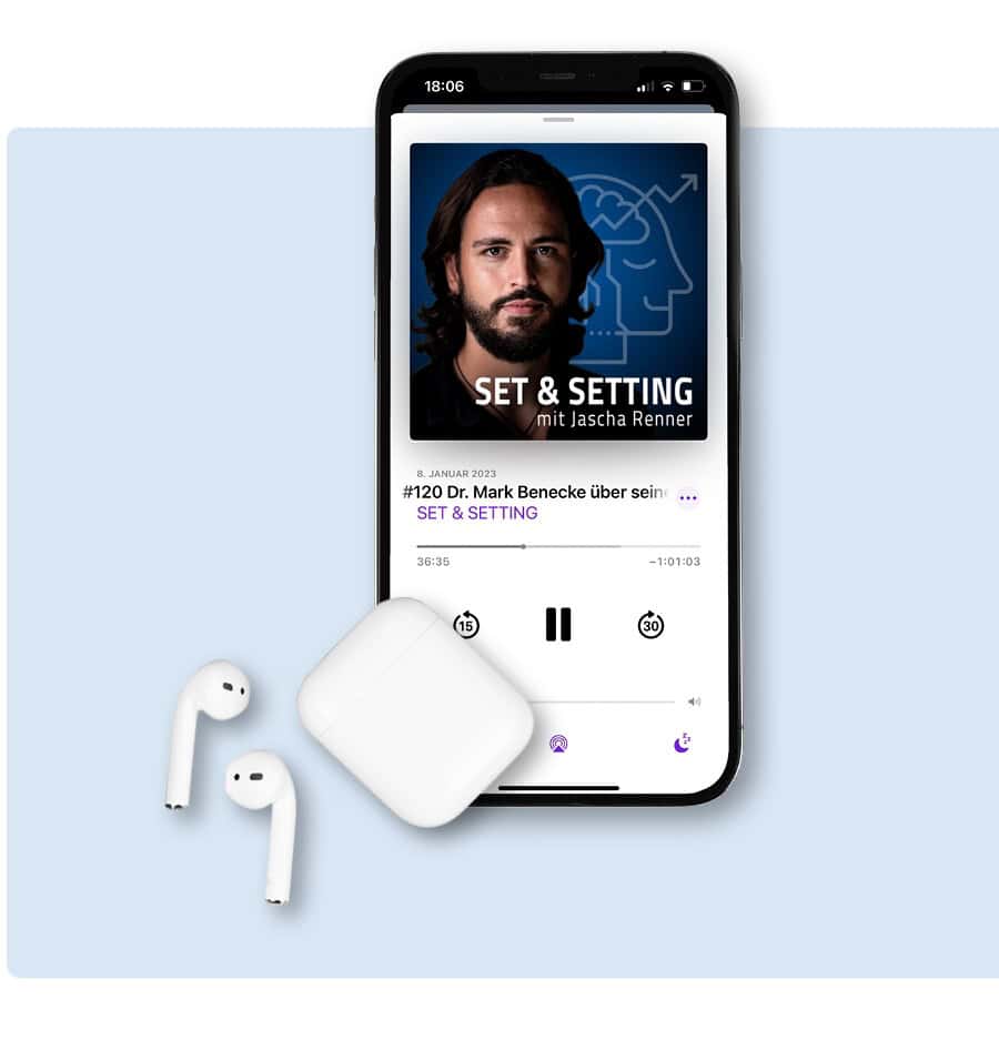 Smartphone mit einem Podcast sowie Ohrhörern und einem Ladeetui auf einer blauen Oberfläche.