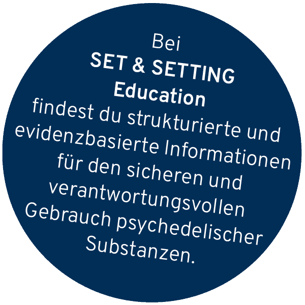 Plakette_SetandSettingEducation Blauer Kreis mit weißem deutschem Text zu SET & SETTING Education bietet Informationen zum sicheren, verantwortungsvollen Gebrauch von Psychedelika.