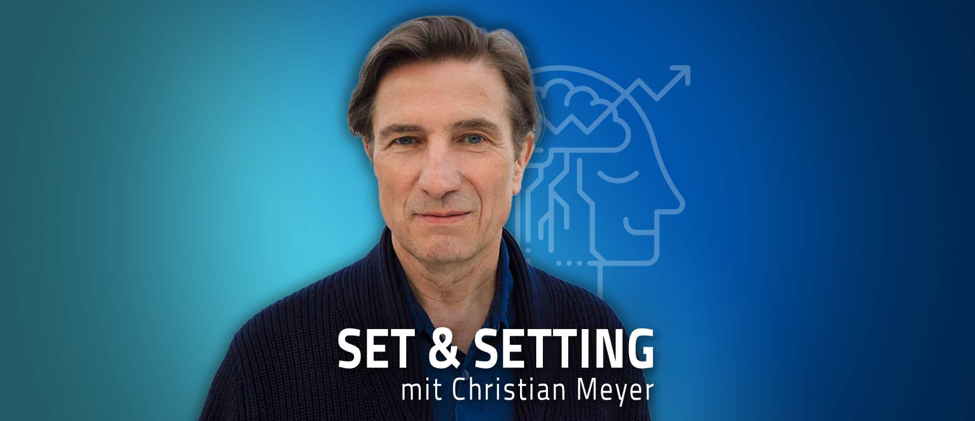 Eine Person steht vor einem blauen Hintergrund mit dem darüber gelegten Text „SET & SETTING mit Christian Meyer“, einem spirituellen Lehrer, der auf Psychedelika und Erleuchtung spezialisiert ist.