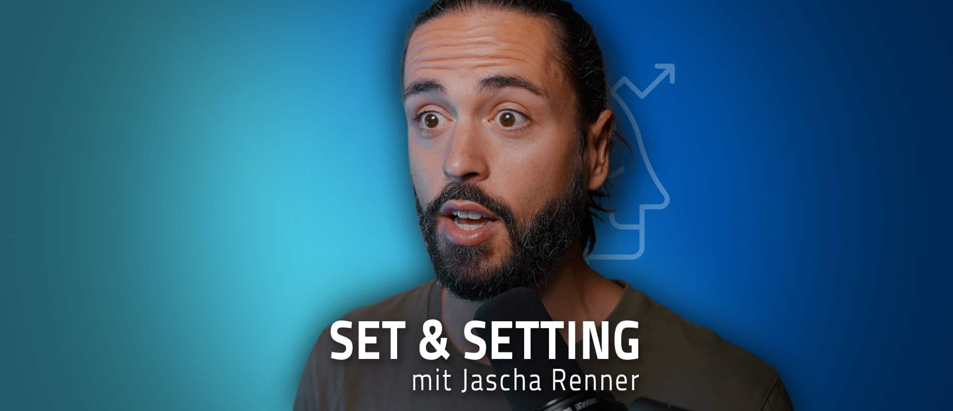 Mann mit Bart spricht in ein Mikrofon. Der Text lautet „SET & SETTING mit Jascha Renner“ auf blauem Hintergrund und diskutiert wahre Gefühle.