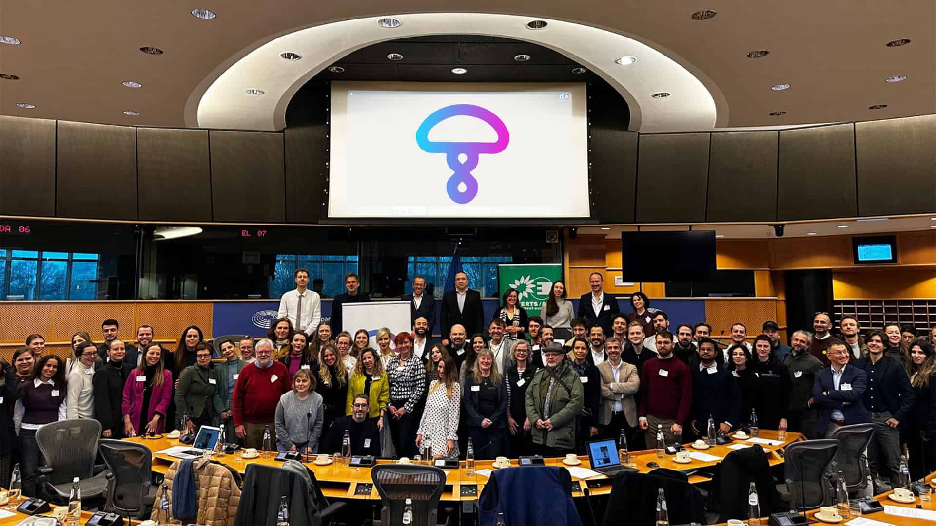 Eine große Gruppe von Menschen in einem Konferenzraum in Brüssel. Das Launch-Event von PsychedeliCare.